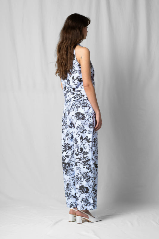 Bash balloon shaped pants with elastic from the limited edition SS26 collection by STEF SERIES shown from the side.