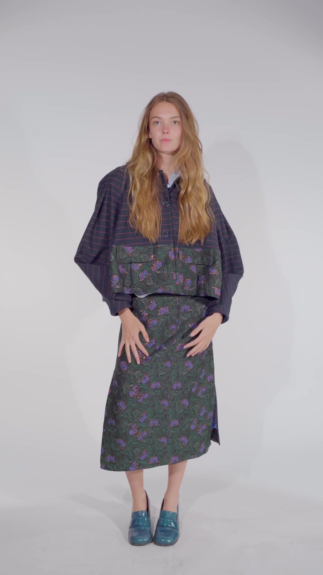 Video of the floral slide-slit skirt Asil in pinegreen and purple from STEF SERIES AW25.
