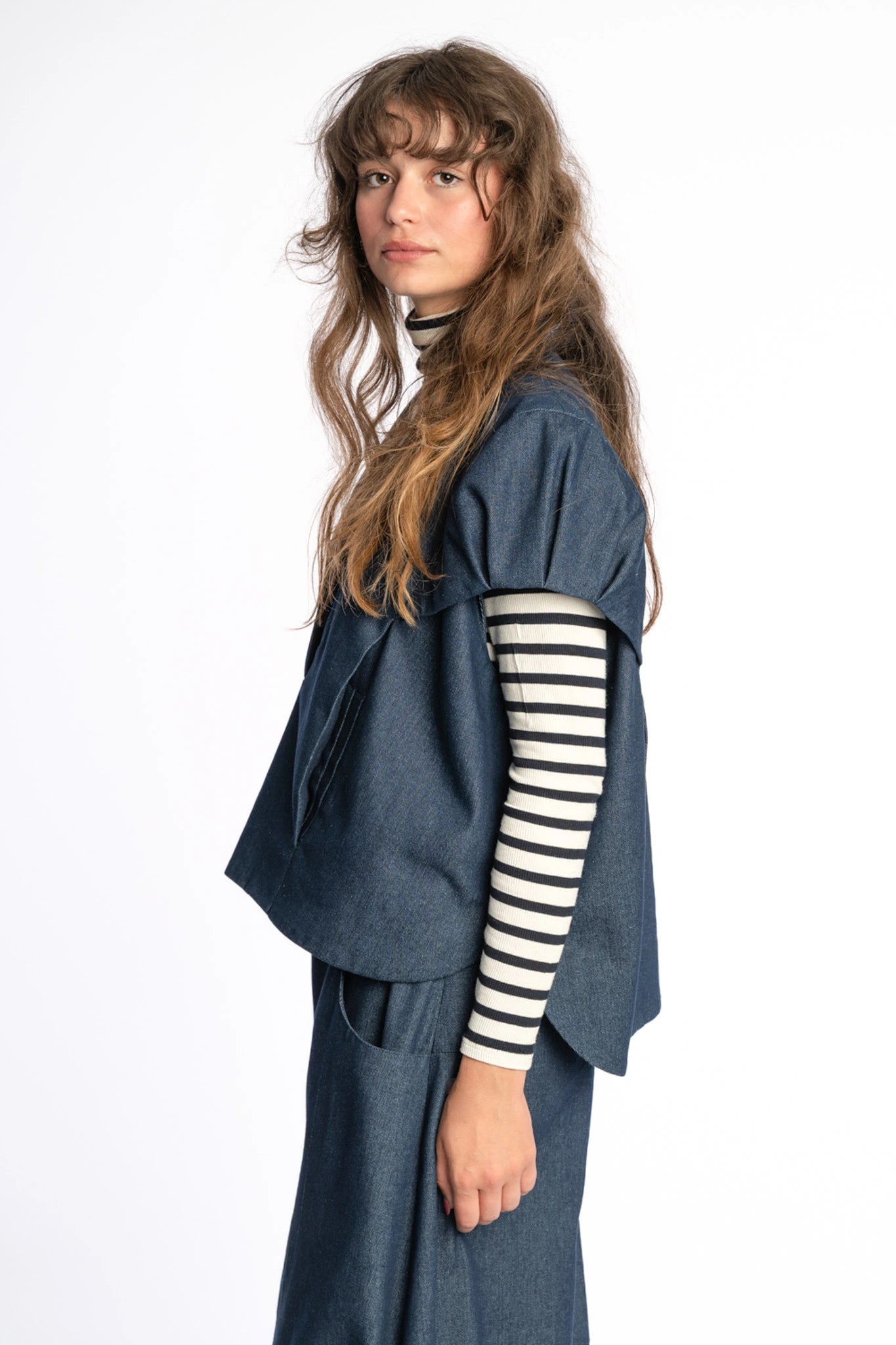 Structured denim vest top women Aiko in indigo from STEF SERIES AW25, shown from side.