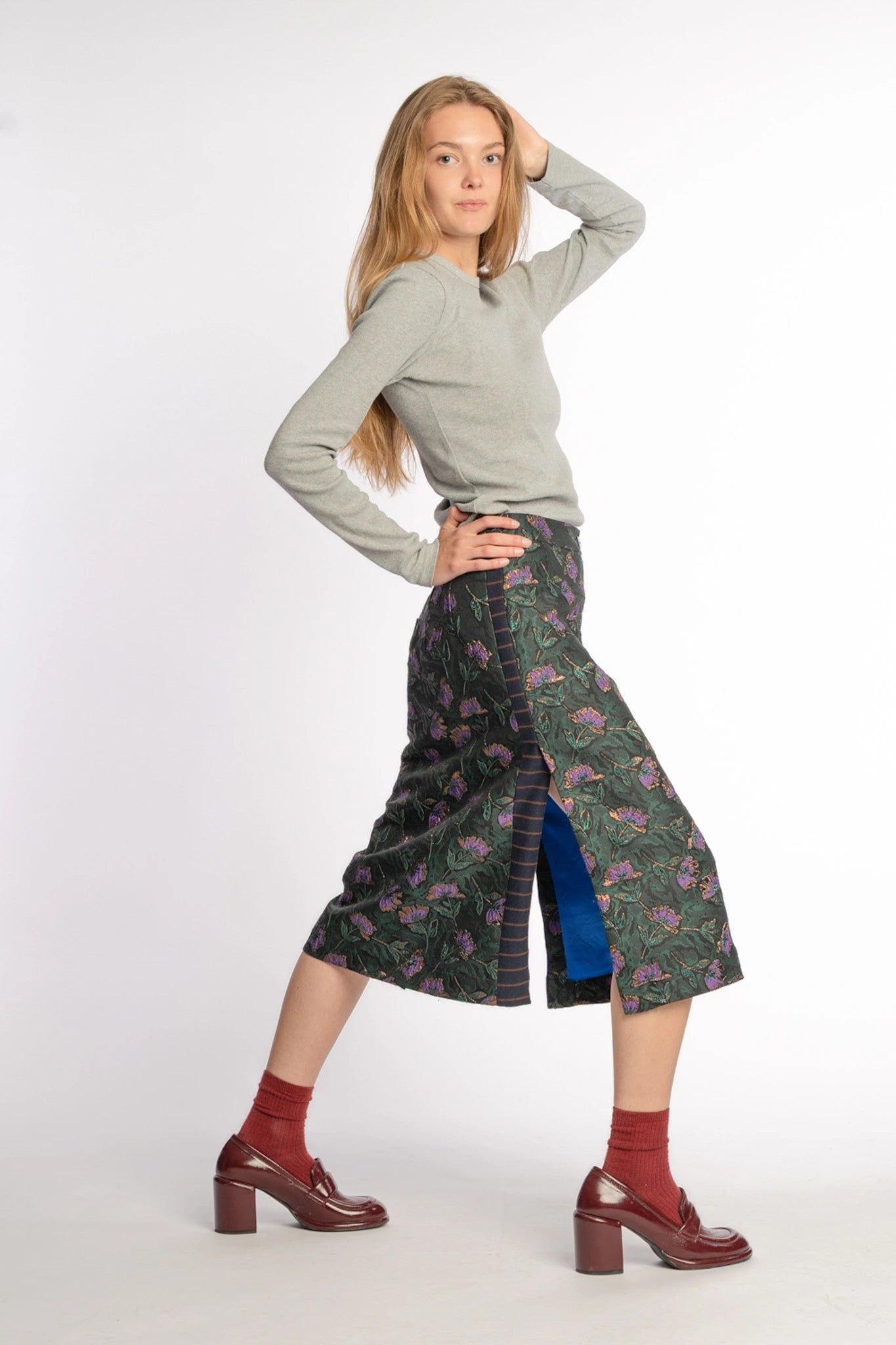 Floral slide-slit skirt Asil in pinegreen and purple from STEF SERIES AW25, shown from side.