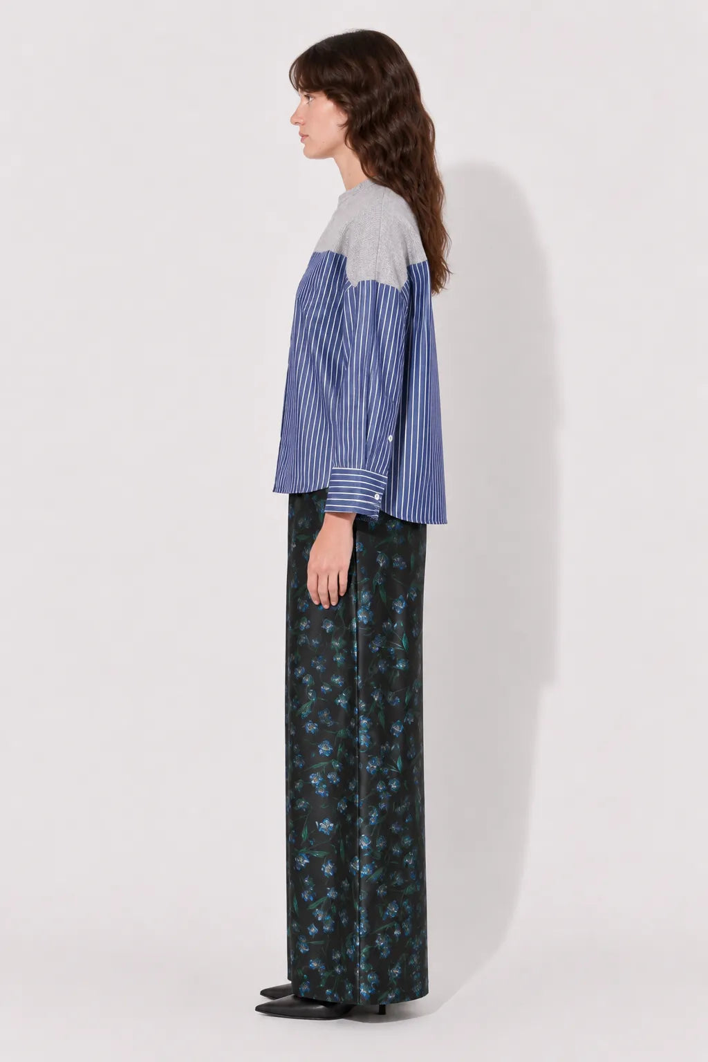 Side view of the STEF SERIES Caro wide-leg pants in a blue floral print. 