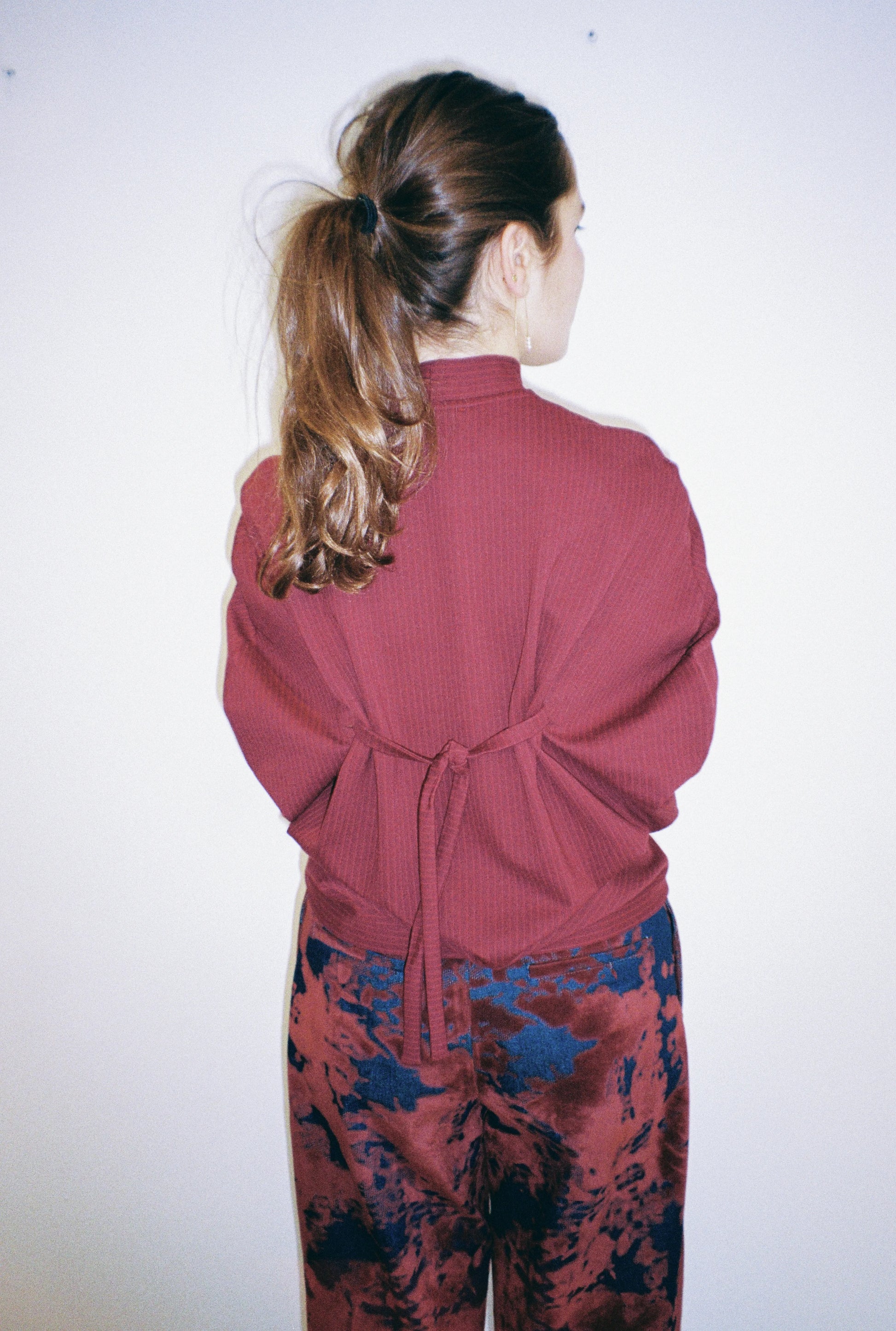 Back view of the STEF SERIES Cece balloon-shaped shirt from bordeaux stripes jersey styled with the STEF SERIES Chuck barrel pants in bordeaux velvet denim. 