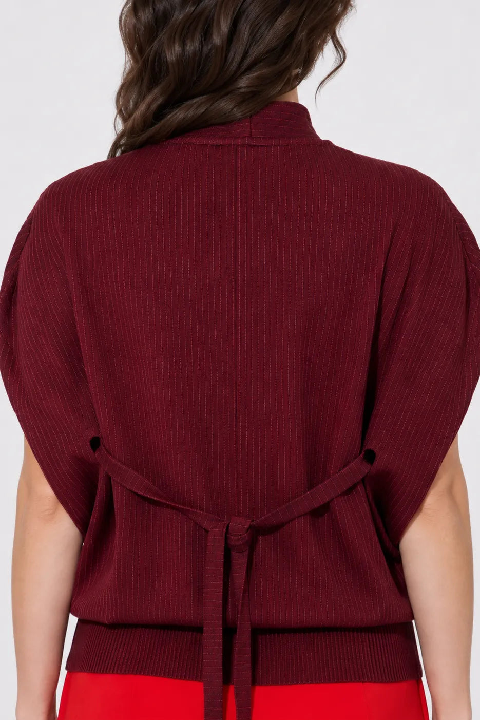 Detail of the back of the STEF SERIES Cece balloon-shaped shirt from bordeaux stripes jersey.