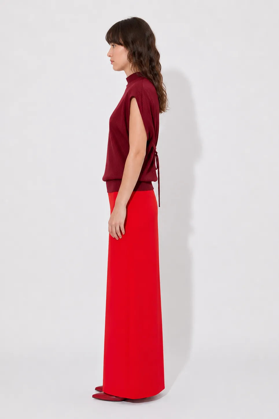 Side view of the STEF SERIES Cece balloon-shaped shirt from bordeaux stripes jersey.