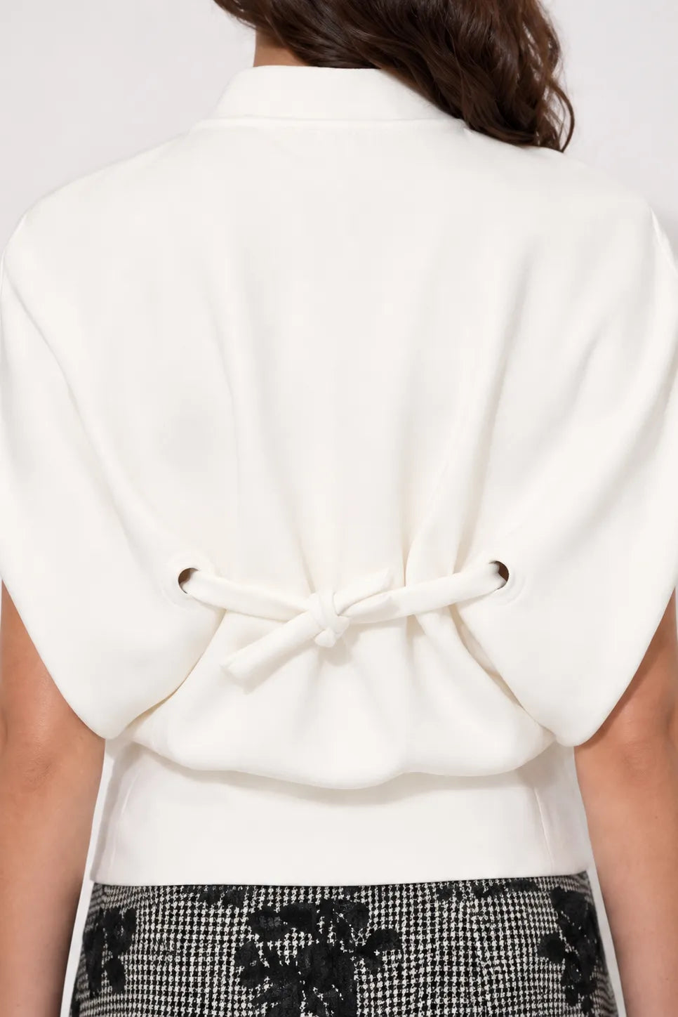 Detail of the back of the STEF SERIES Cece balloon-shaped shirt from ecru jersey.