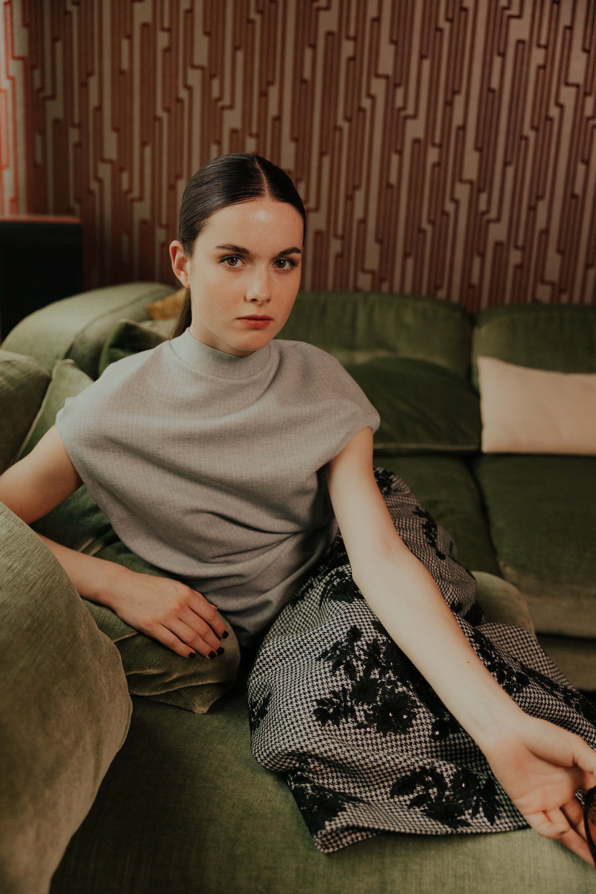 Front view of the STEF SERIES Cece balloon-shaped shirt from grey striped jersey styled with STEF SERIES Cas maxi skirt in pied-de-poule.