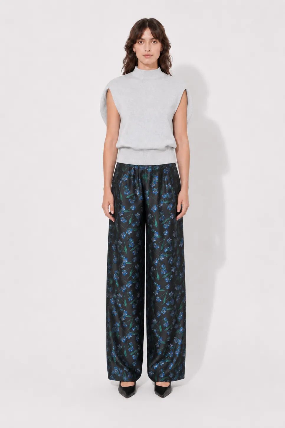 Front view of the STEF SERIES Chuck barrel pants in a blue floral print.