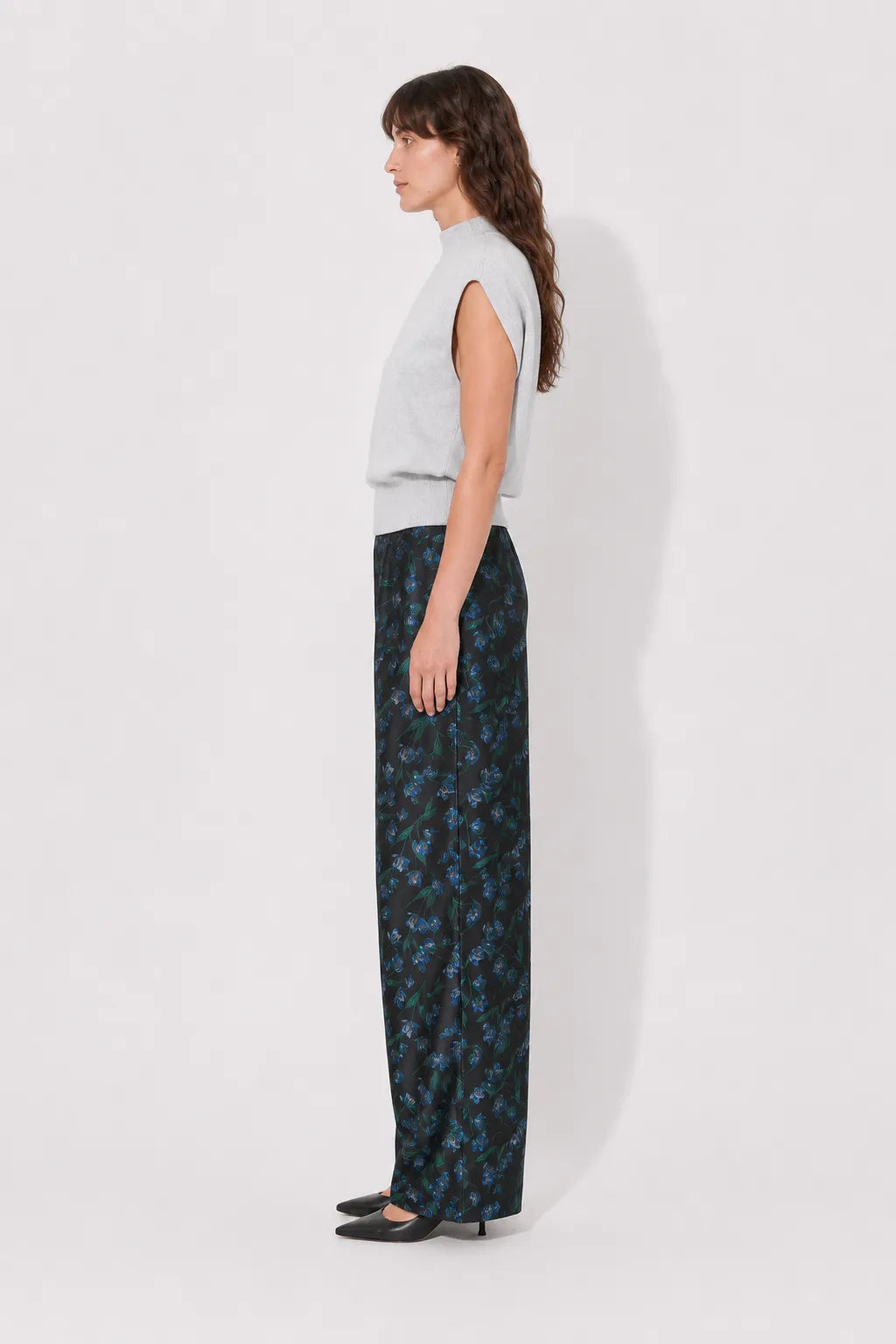 Side view of the STEF SERIES Chuck barrel pants in a blue floral print.