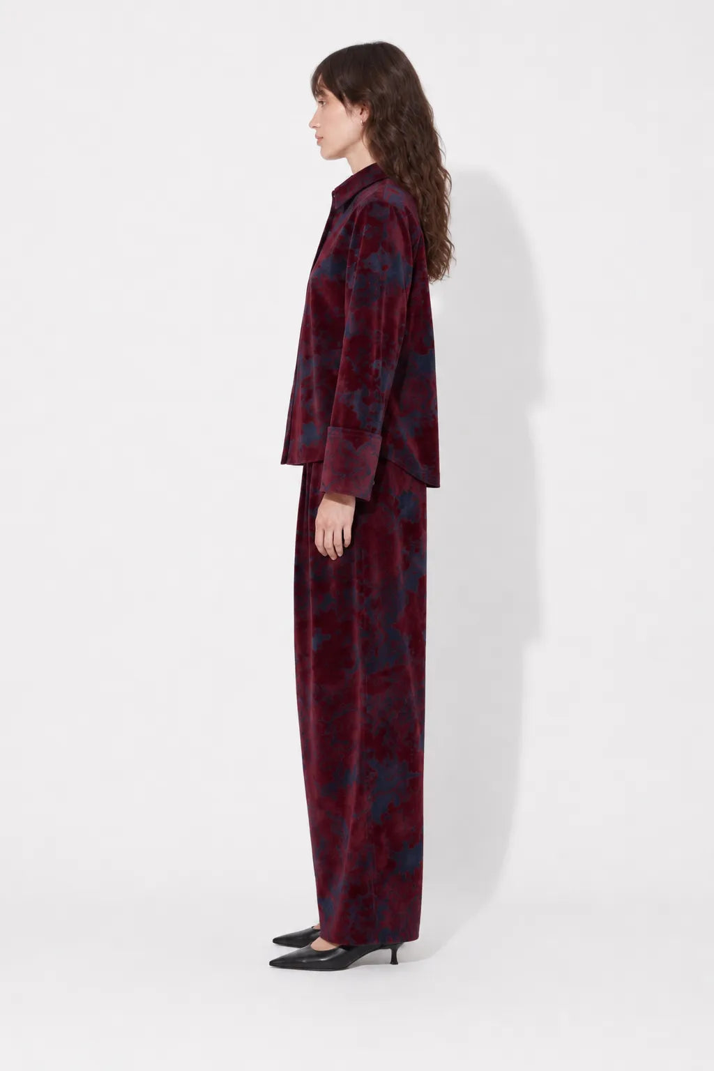 Side view of the STEF SERIES Chuck barrel-shaped pants crafted from bordeaux velvet denim.