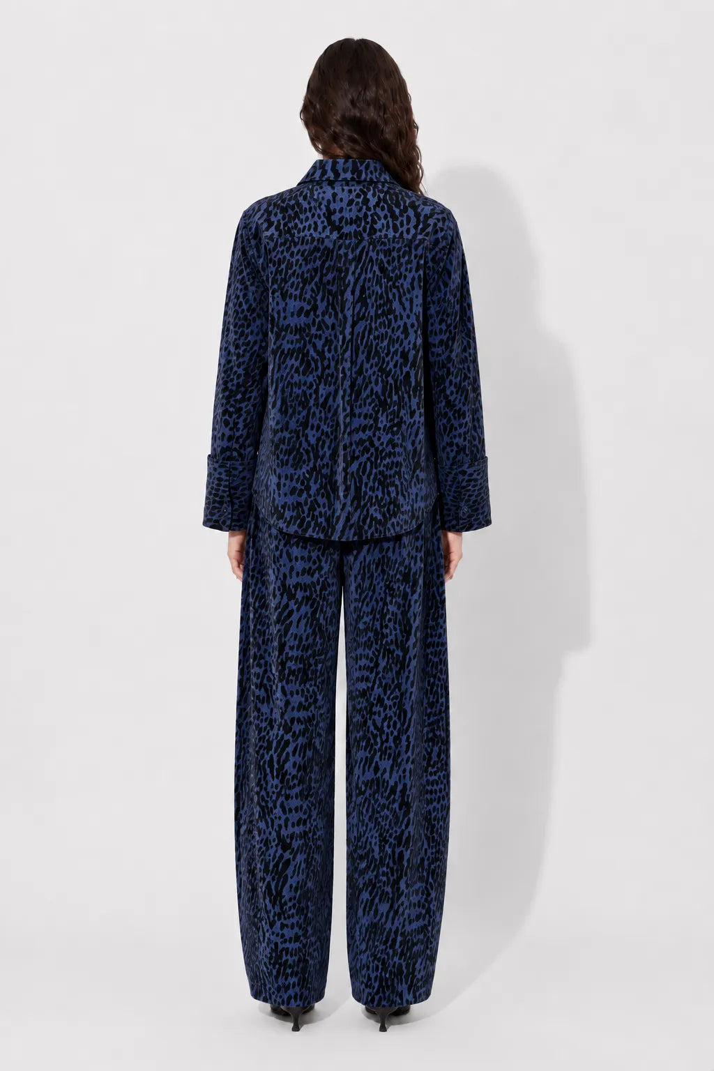 Back view of the STEF SERIES Chuck barrel-shaped pants crafted from denim with a distinctive velvet leopard print.
