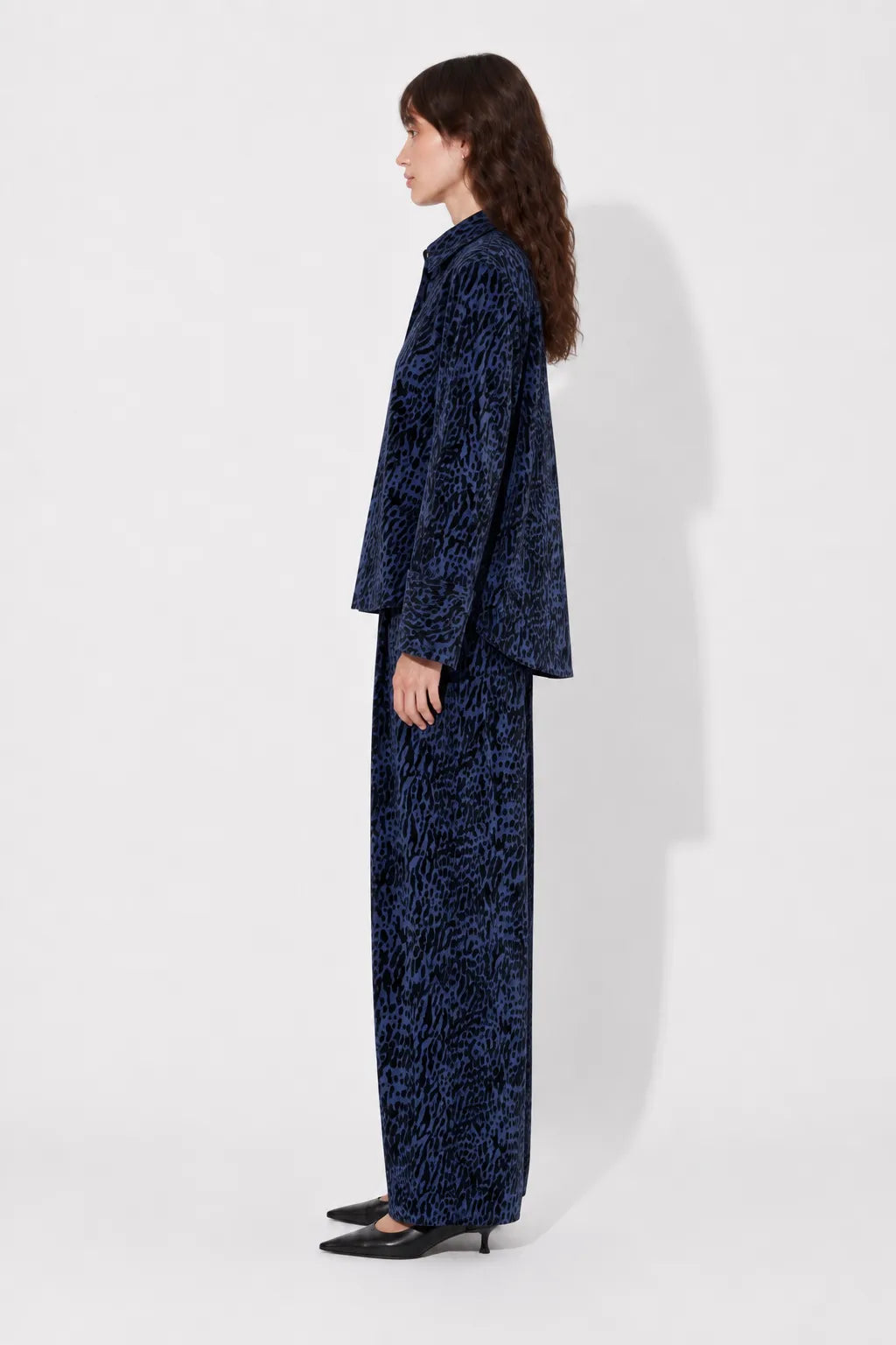 Side view of the STEF SERIES Chuck barrel-shaped pants crafted from denim with a distinctive velvet leopard print.