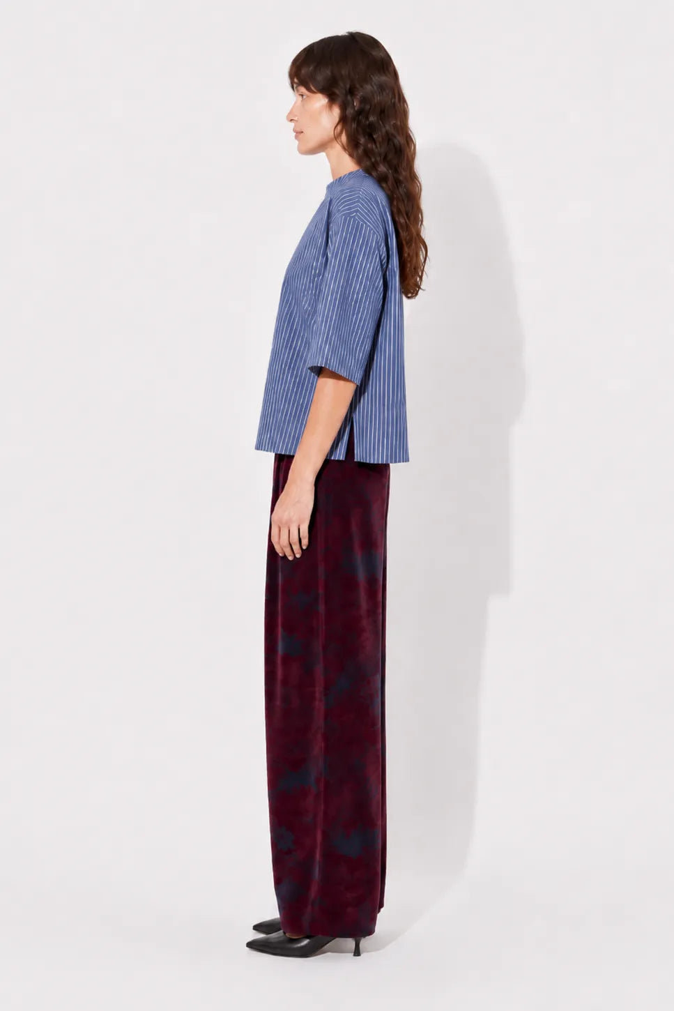 Side view of the STEF SERIES Ciska boxy T-shirt with dark blue stripes.