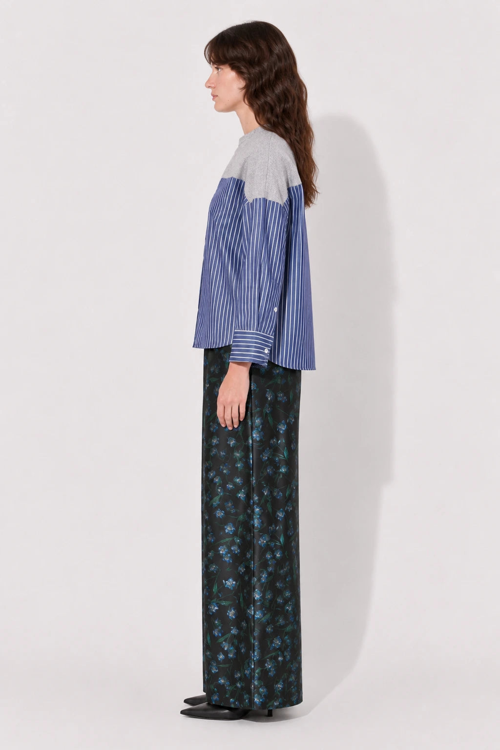 Side view of the STEF SERIES Collin poplin shirt with dark blue stripes.