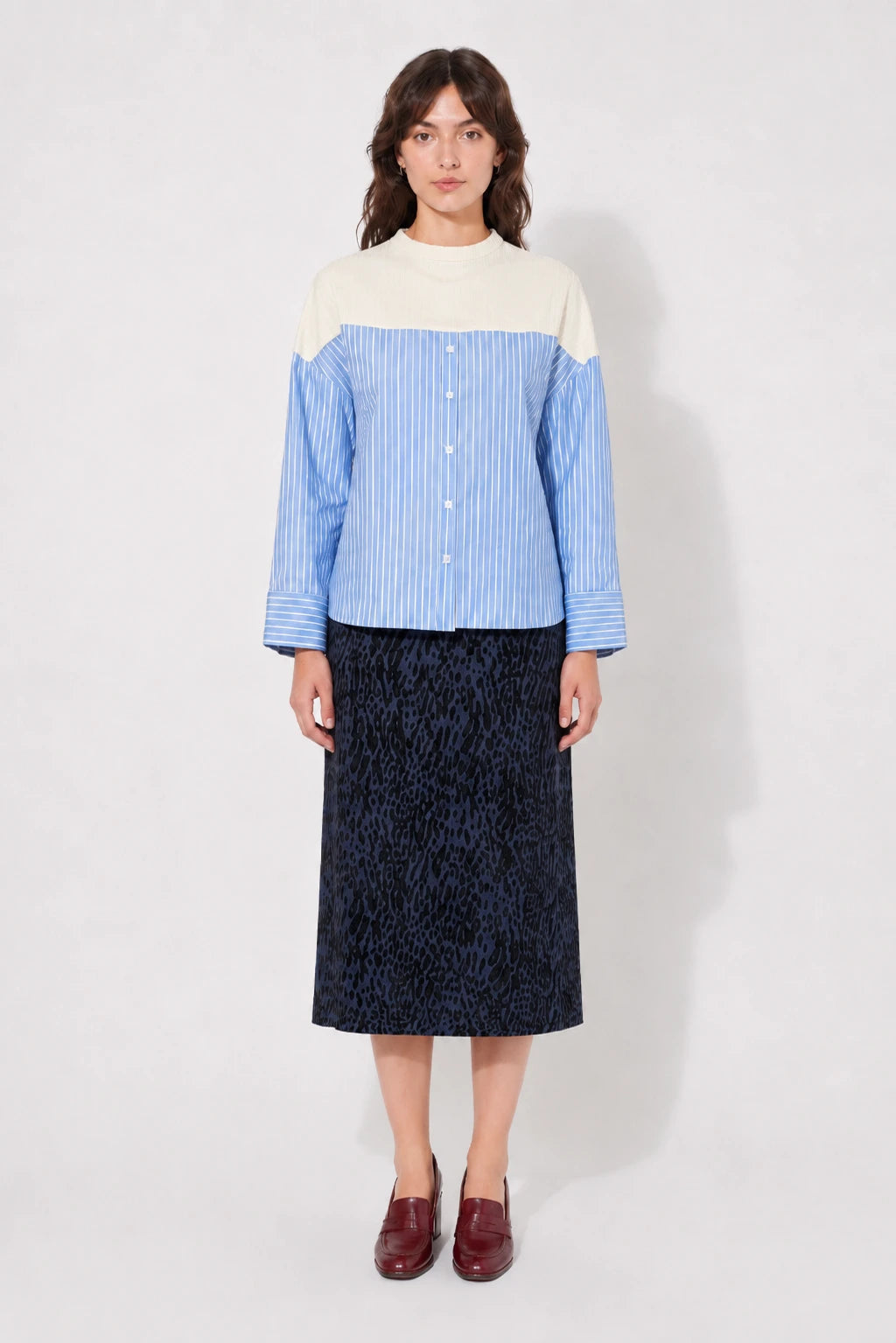 Front view of the STEF SERIES Collin poplin shirt with light blue stripes.