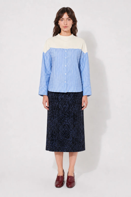 Front view of the STEF SERIES Collin poplin shirt with light blue stripes.