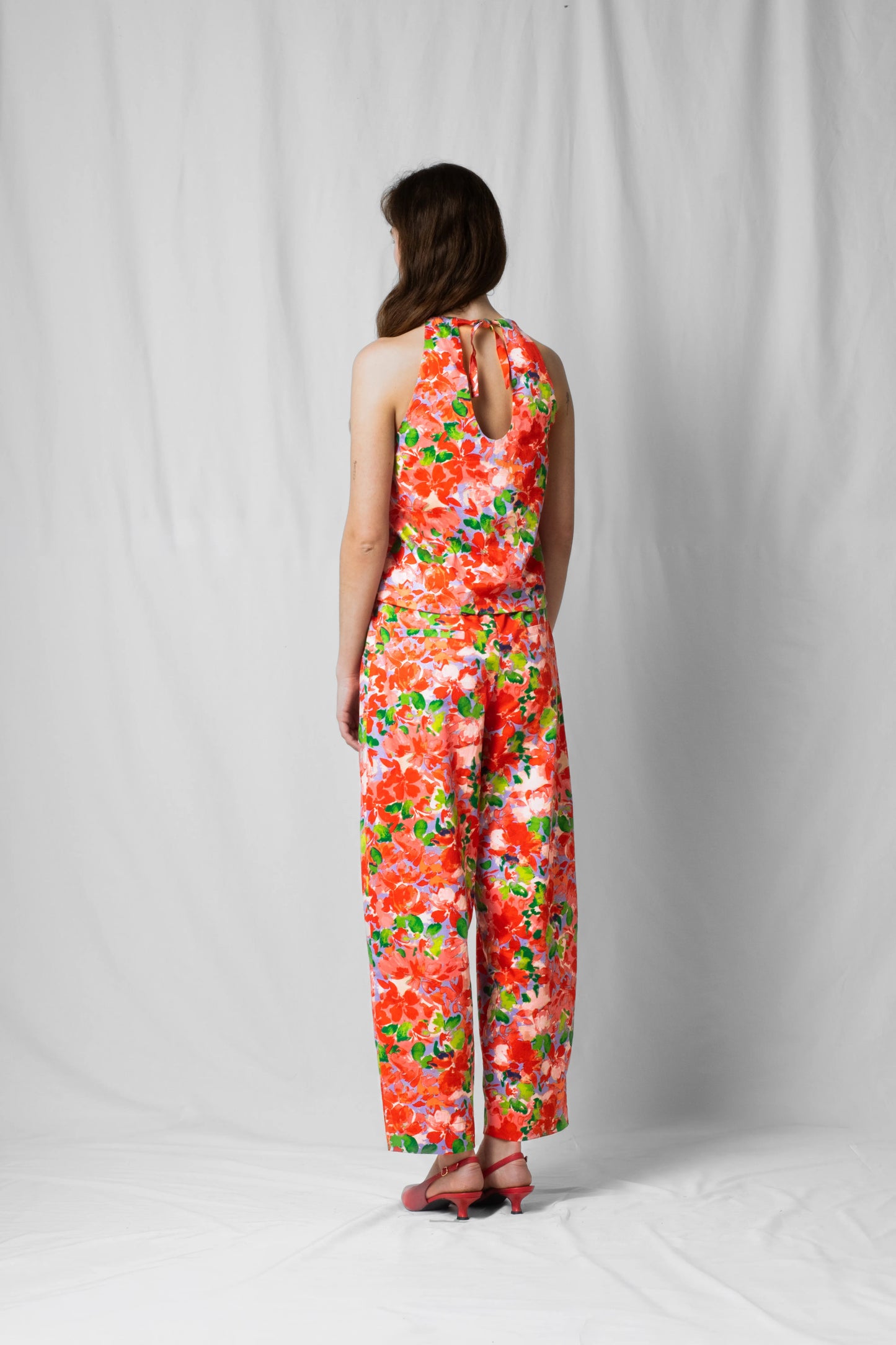 Pink flowers balloon shaped Bash pants with elastic from the limited collection SS26 by STEF SERIES shown from the back.